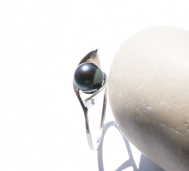 Strieborný prsteň s perlou.Ručná výroba.