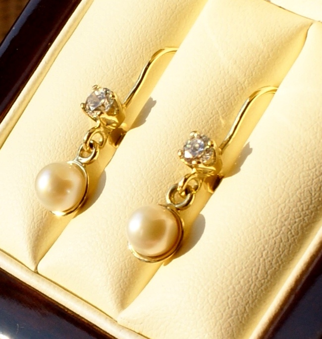 Zlaté náušnice s perlou.Autorský šperk.